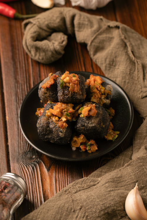 香辣臭豆腐 傳統(tǒng)小吃的味覺藝術(shù)與視覺魅力